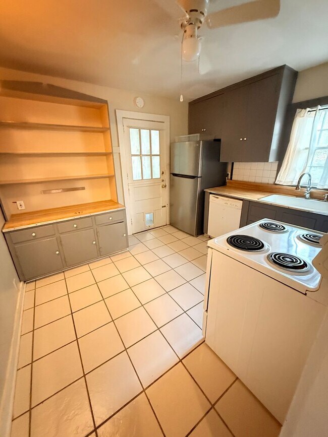 Foto del edificio - 3 Bed 1 Bath House Downtown, AVAILABLE NOW!