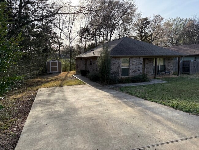 Building Photo - 406 Brentwood Dr