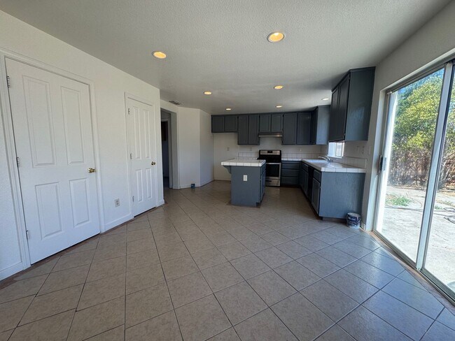 Foto del edificio - Great Location! 4BD and 2.5BA recently rem...