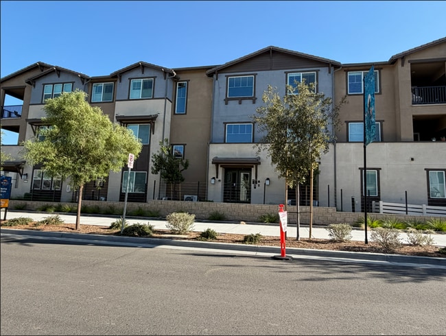 Photo - 12962 Lassen Dr (Eastvale, CA) House