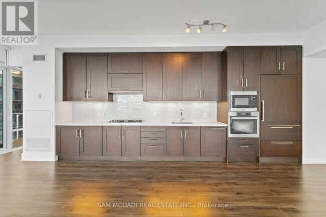 Building Photo - 29 Queens Quay E