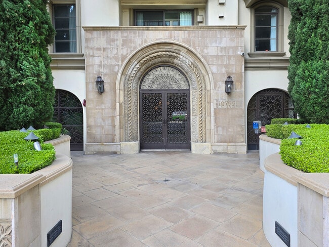 Building Photo - 10795 Wilshire Blvd