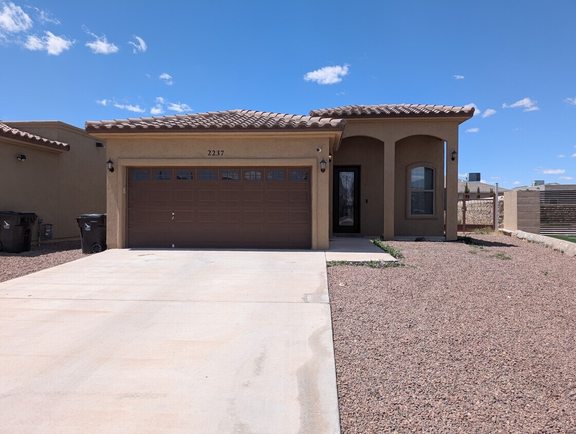 Foto principal - 2237 Boy Scout Ct