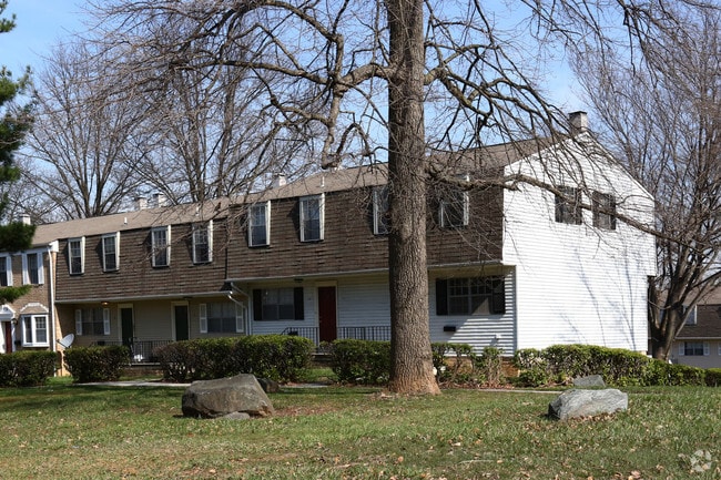 Building - Walden Circle Townhouses