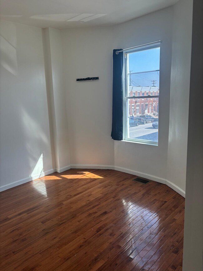 Foto del edificio - 2939 E Monument St