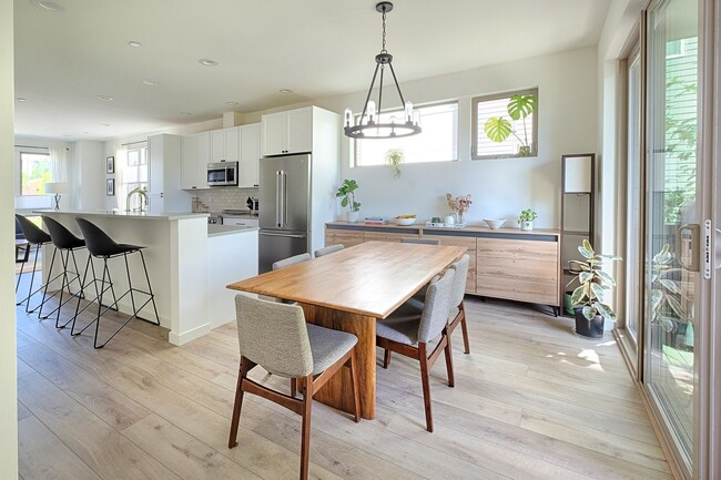 Building Photo - Impeccable Designer Townhome
