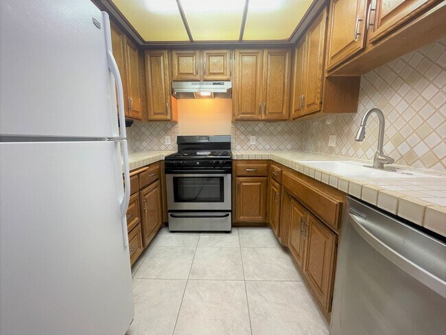Foto del edificio - Tall vaulted ceilings, top floor condo, gr...