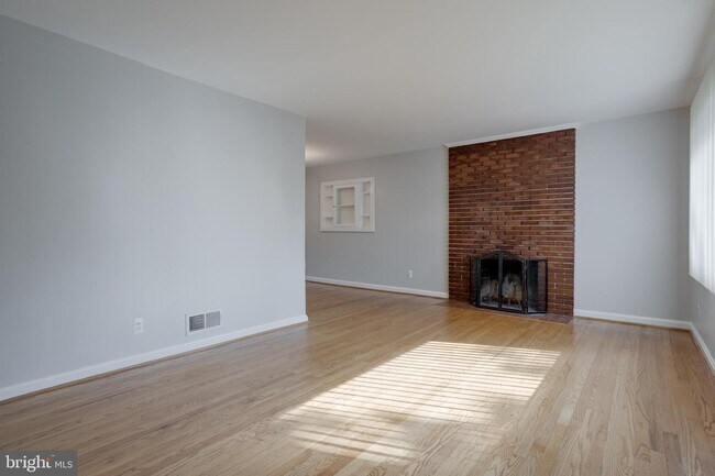 Building Photo - 7104 Village Dr