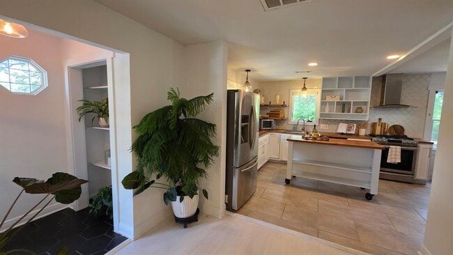 Building Photo - 2802 De Soto Dr