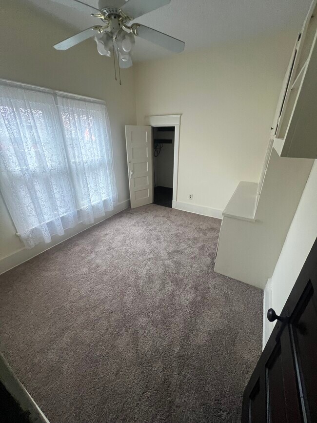 Foto del edificio - 406 E 1st St