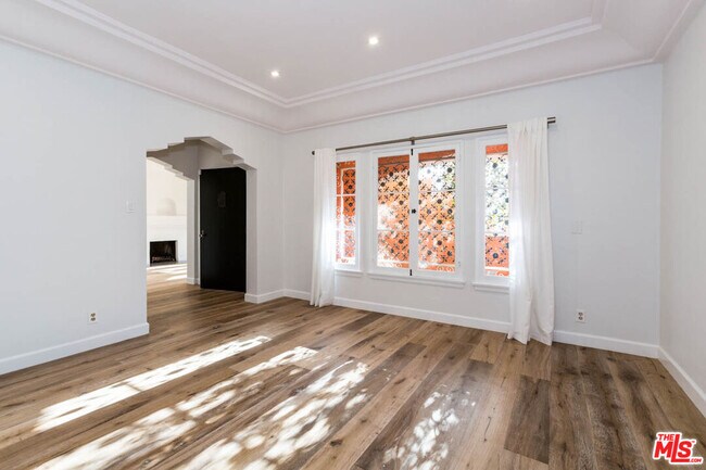 Foto del edificio - 992 Stearns Dr