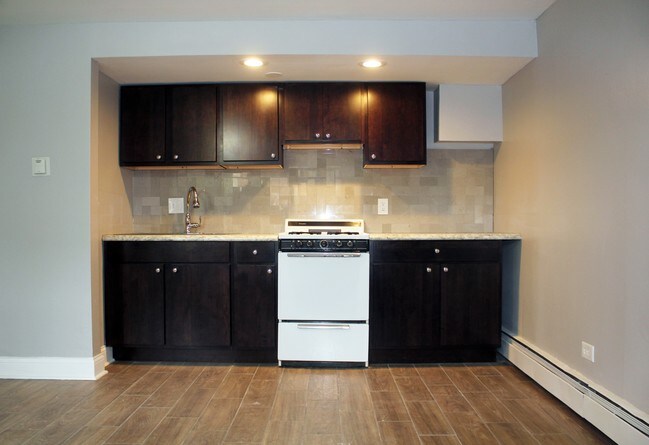 Studio Kitchen GN - 11000 S Indiana Ave