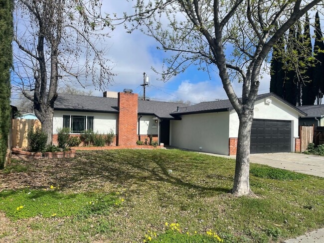 Foto del edificio - 3br/1.5ba, 2-car Attached garage - Good location