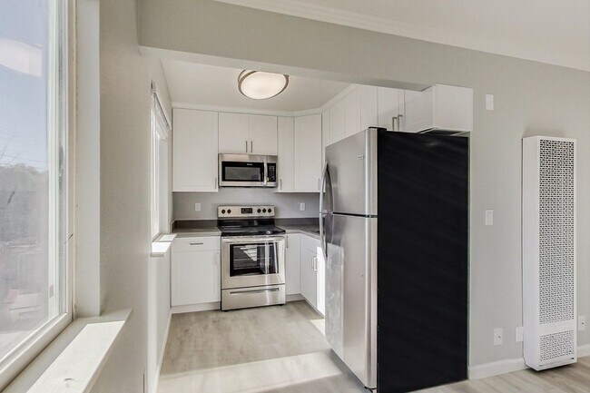 Building Photo - Fully Renovated Studio with Alcove Perfect...