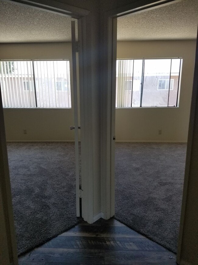 Building Photo - 2 Bedroom, 2 Bath condo in Secured complex...