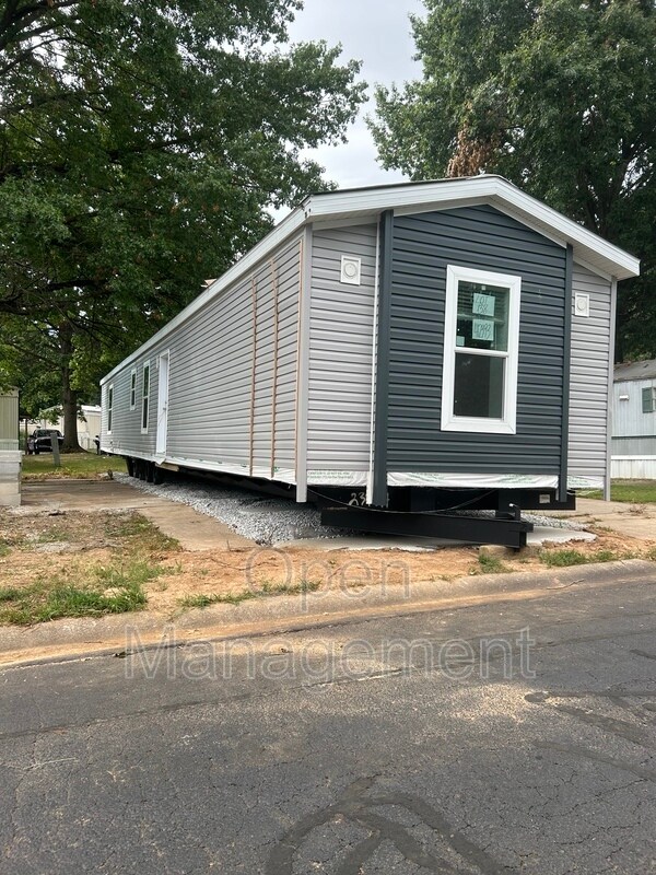 Building Photo - 16 English Village Park