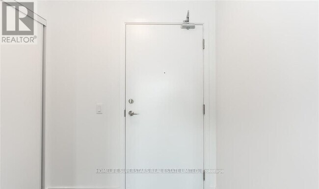 Building Photo - 681 Yonge St