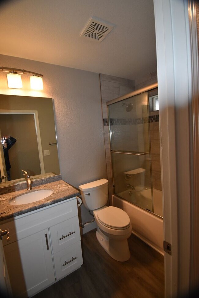 Foto del edificio - 301 Willowwood Ct