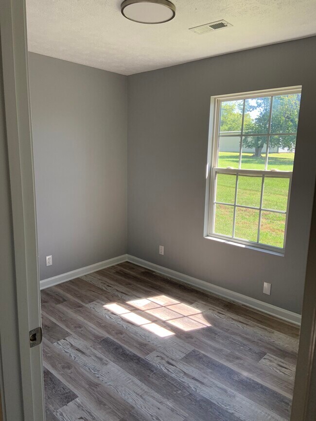 332 N Thompson St Unit 332, Shelbyville, TN 37160 Apartments in