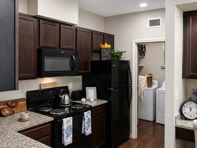 Cocina con paquete completo de electrodomésticos y amplio espacio en la encimera. - Midlothian Meadows