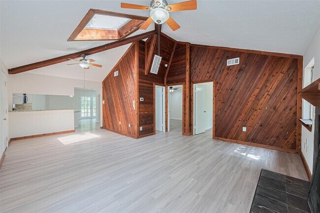Foto del edificio - 5323 Forest Dr