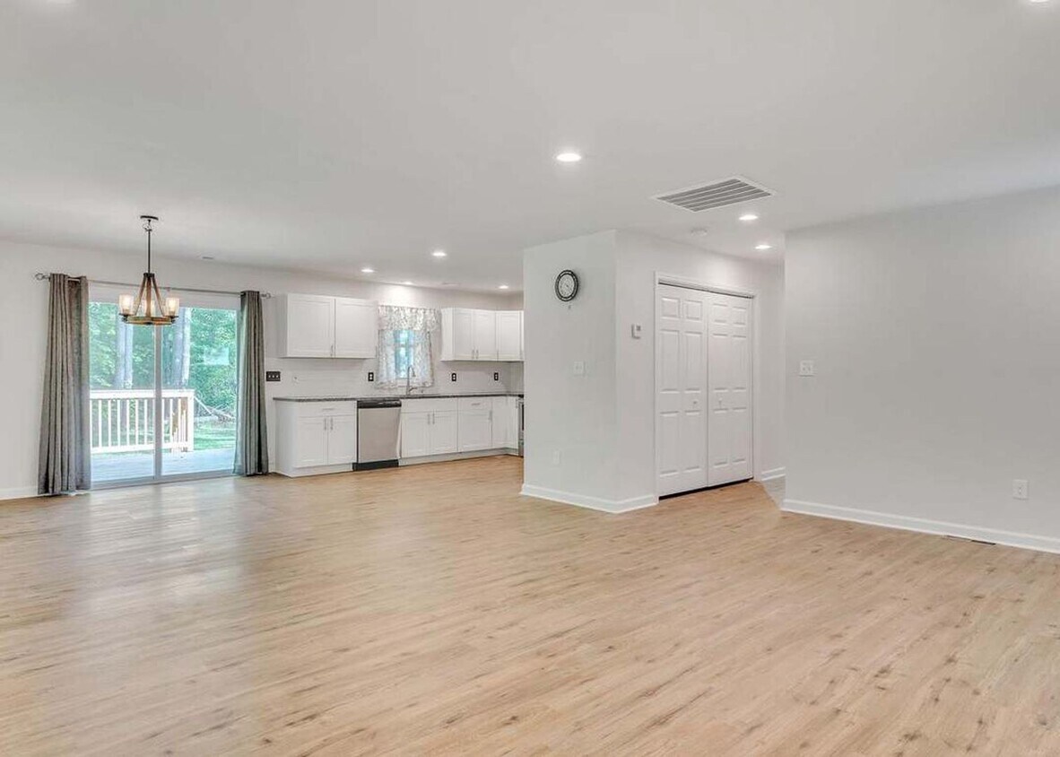 Foto principal - Newer 3-bedroom home available now in Colonial Beach!