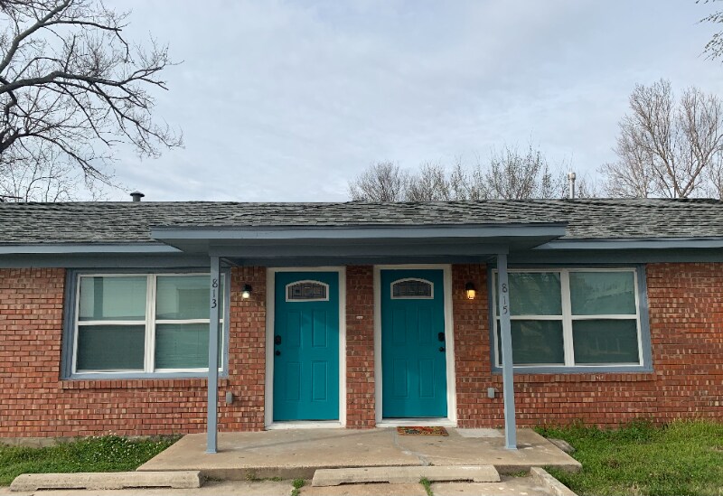 Primary Photo - 815 E Lindsey St