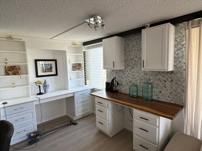 Building Photo - 2BR/2BA/1PK in Waikiki