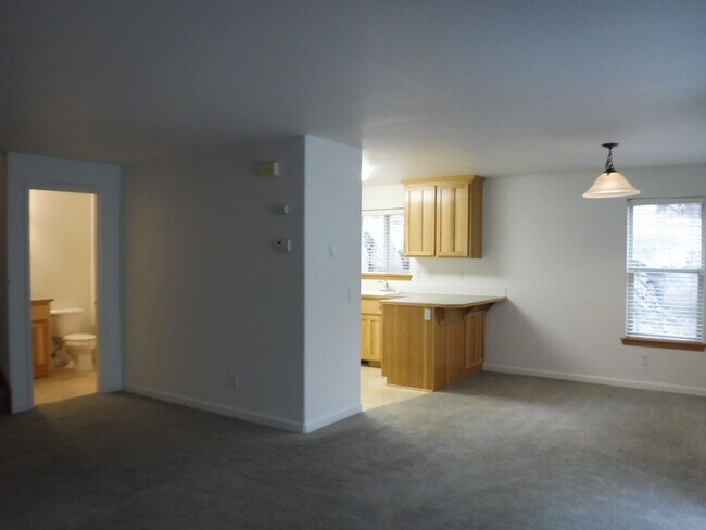 Building Photo - 2 Bed/2 Bath Apartment Located Near OSU/COCC Campus - Attached Garage