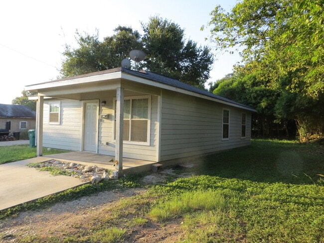 Building Photo - This home is waiting for YOU!