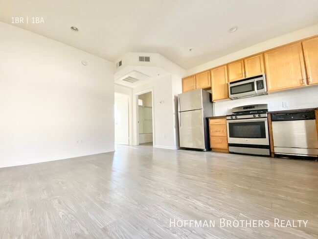 Building Photo - 251 Robinson St