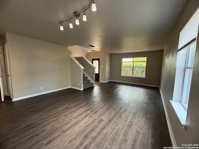 Foto del edificio - 570 Roadrunner Ave