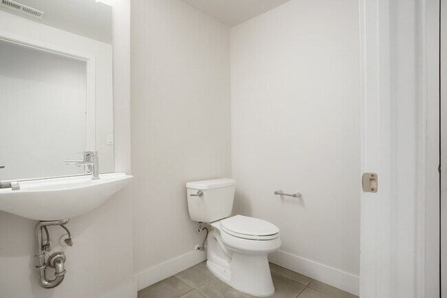 Foto del edificio - Stylish Sloan’s Lake Townhome with Rooftop...