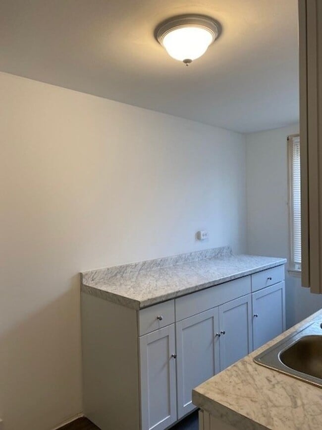 Building Photo - 2302 Kensington St