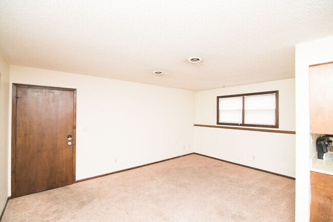 Building Photo - 1204 Hillcrest Rd