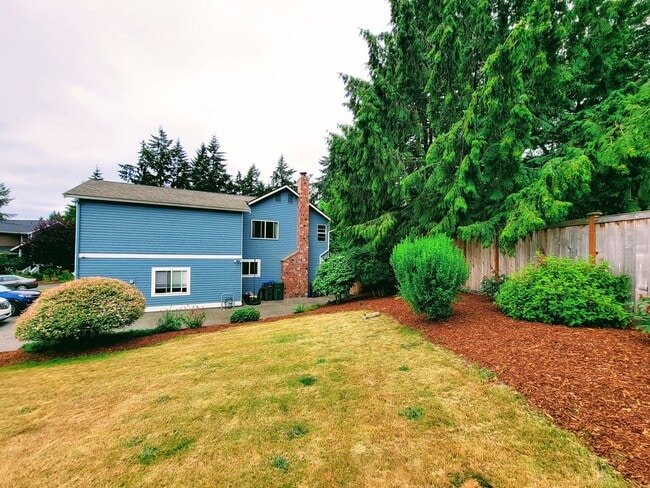 Building Photo - Immaculate and spacious 3 bedroom