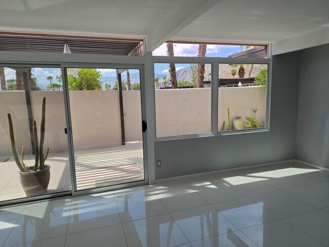 Foto del edificio - 723 E Louise Dr