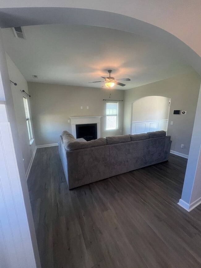 Building Photo - 303 Breezeway Dr
