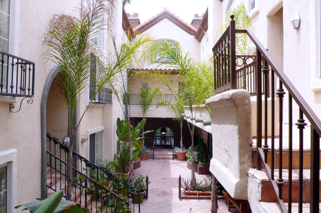 Courtyard - 7100 La Tijera Blvd