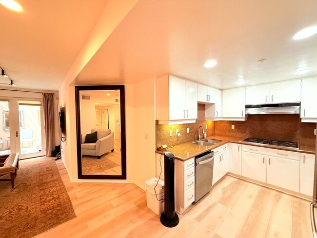 Foto del edificio - Fantastic 2 Bed 2 Bath Condo Partially Fur...