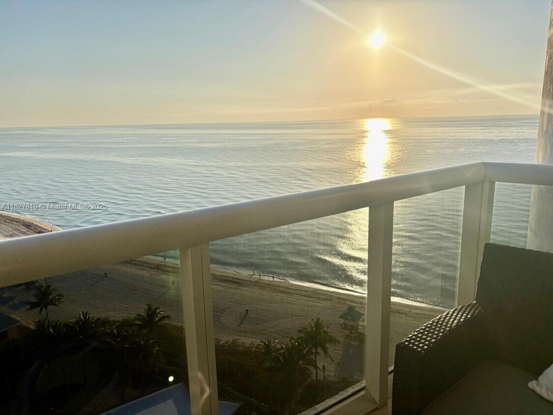 Foto principal - 18201 Collins Ave