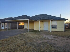 Building Photo - 813 Ute Ave