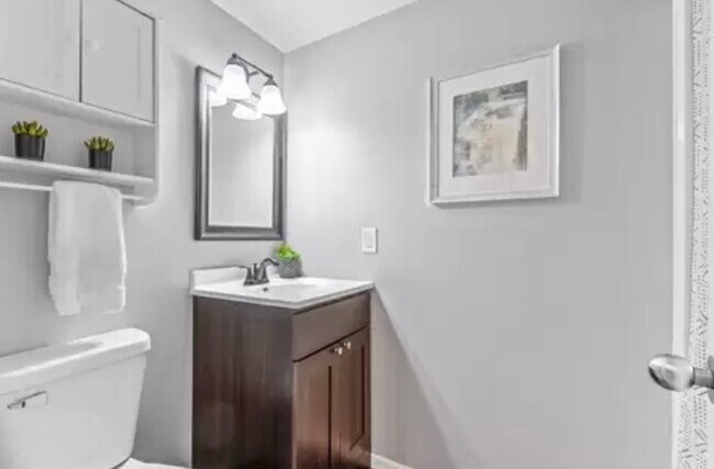 Full bath with tub - 3300 Louisiana Ave S