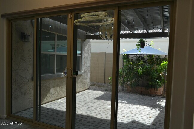 Foto del edificio - 9644 Thatcher Ave