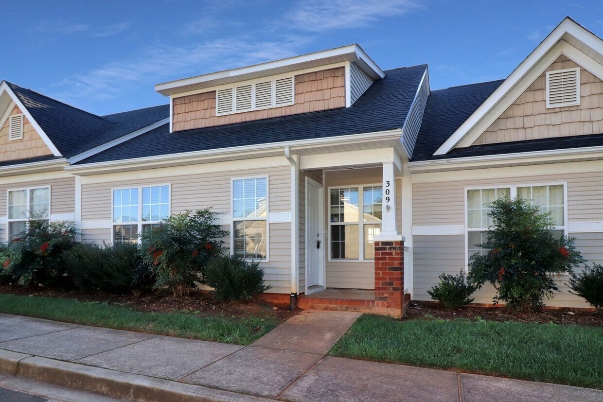 Primary Photo - Light and bright 3 bedroom 2 bath townhome...