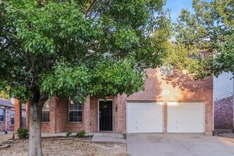 Building Photo - 8425 Vicksburg Ln