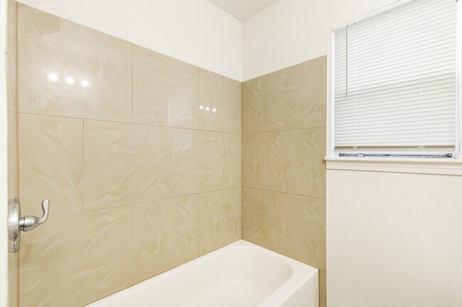 Foto del edificio - 8451 1/2 Howard Dr