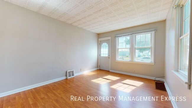 Building Photo - Renovated 2 Bedroom 1 Bathroom Home w/ Sin...