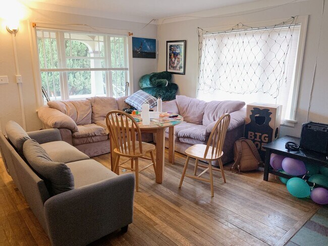 Foto del edificio - AUG PRELEASE: 5 bdrm/2 bath in York Neighborhood