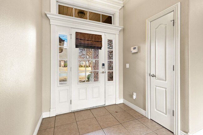 Foto del edificio - Wonderful home centrally located in Centerton with SOLAR - cut your electric bill down tremendously!